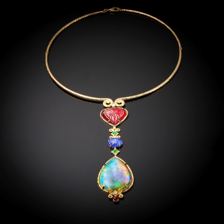 Amuleto , Sapphires, emeralds and diamonds necklace